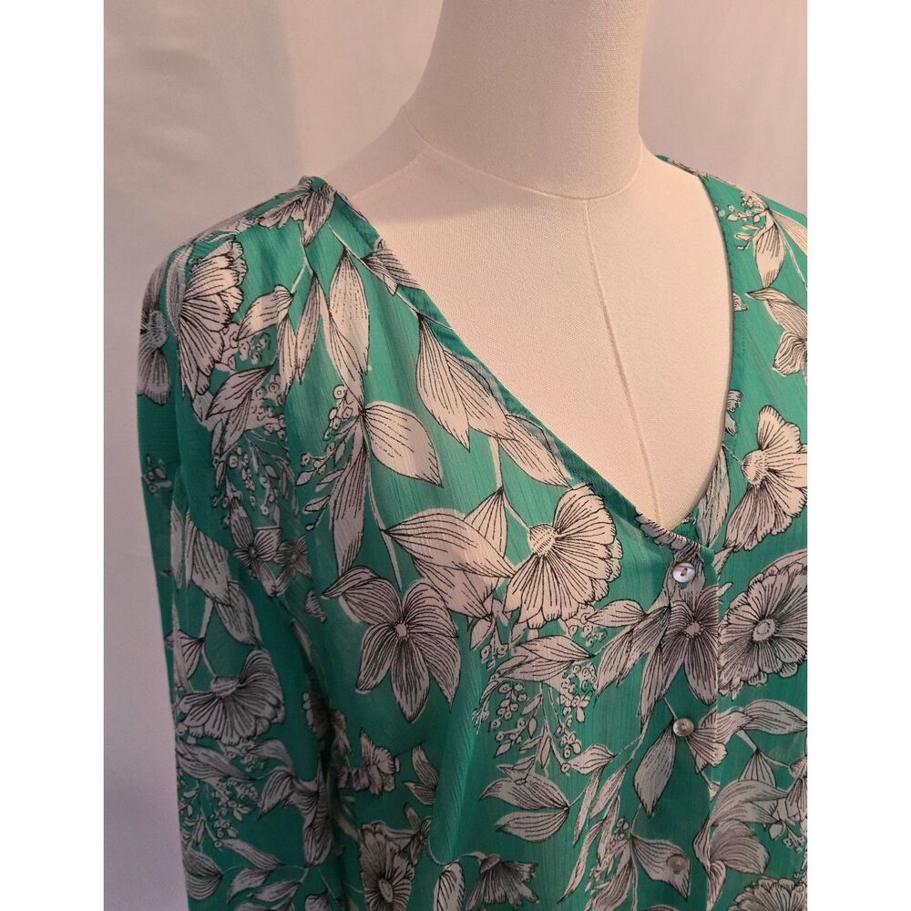 Mesh Floral Button Top - Picture 2 of 6